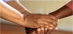 Deux personnes se serrant la main, symbole de confiance et de partenariat